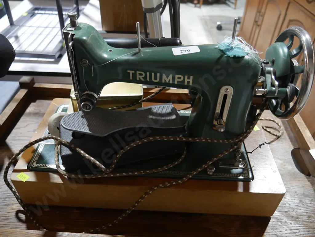 Triumph sewing machine Image 1++