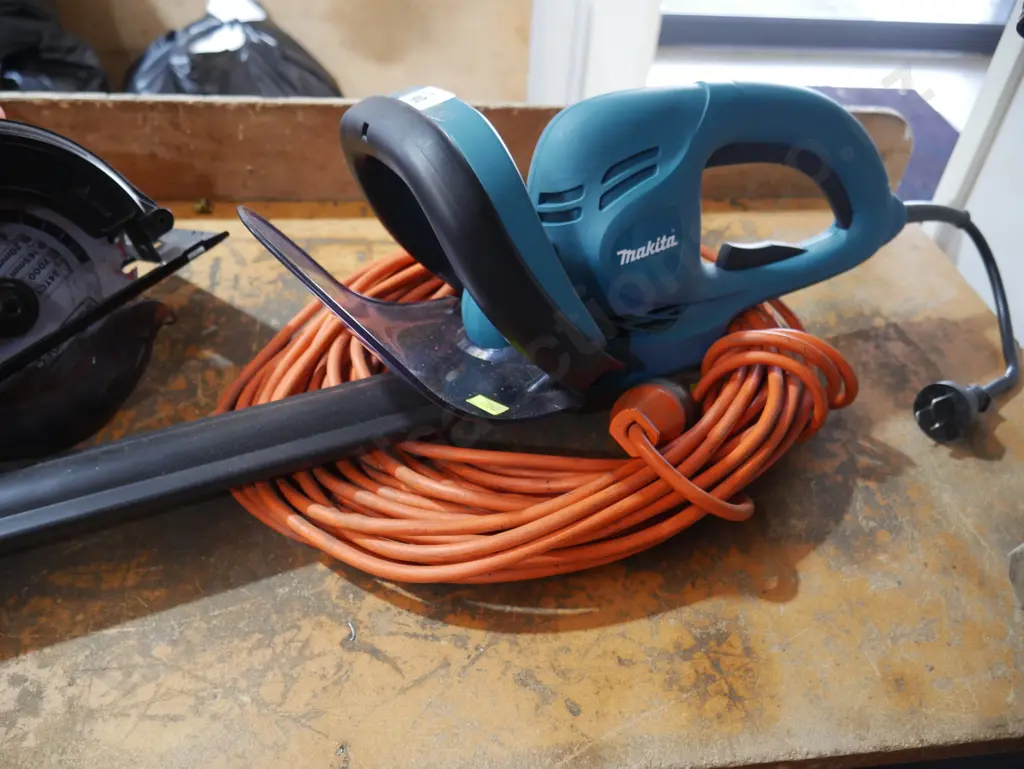 Makita hedge trimmer and extension cord Image 1++