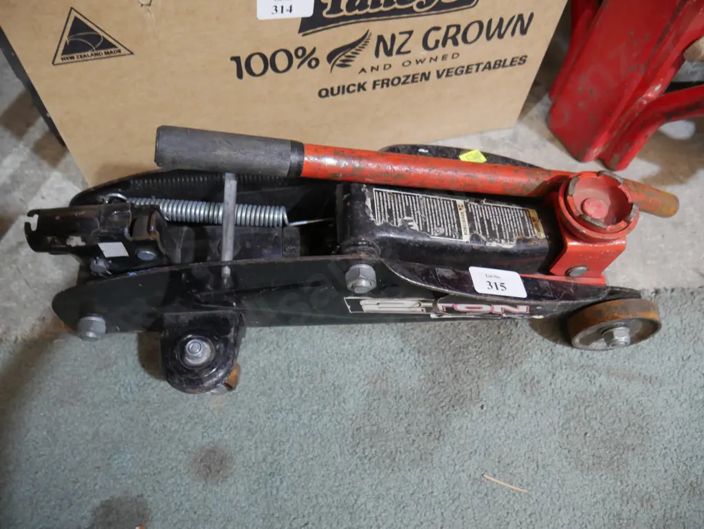 Floor jack Image 1++