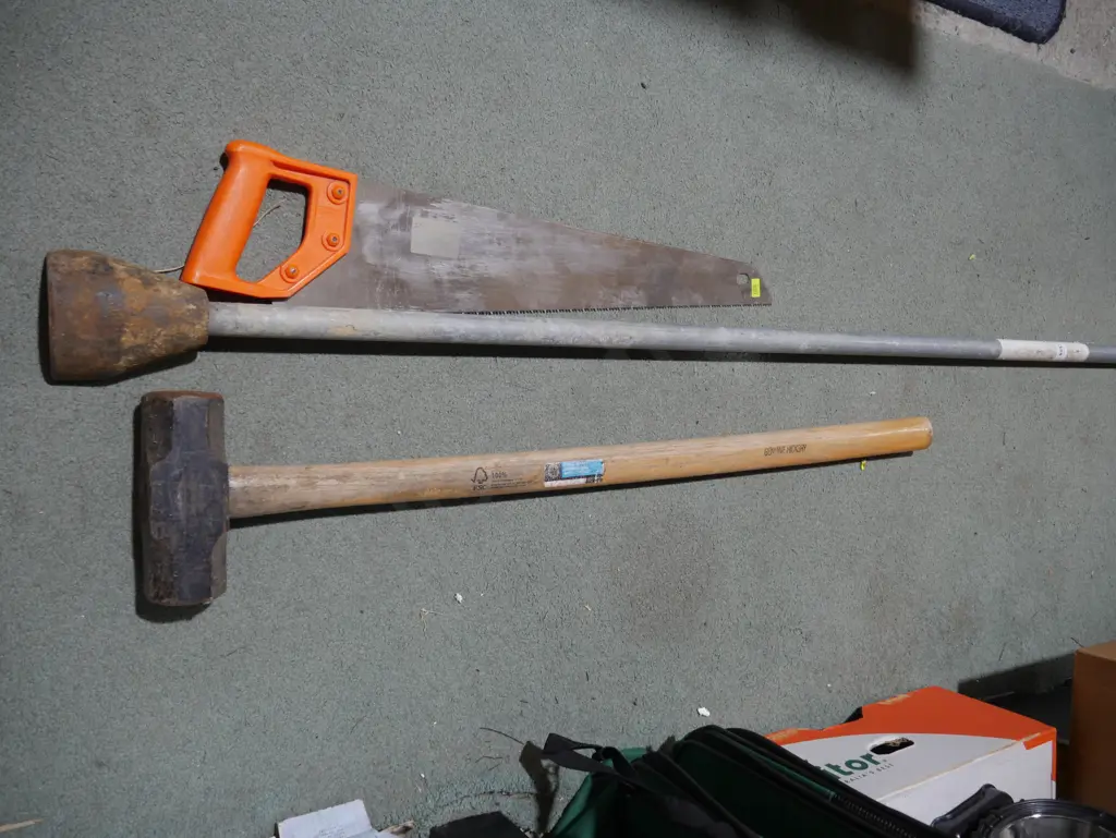 Rammer, sledge hammer, saw Image 1++