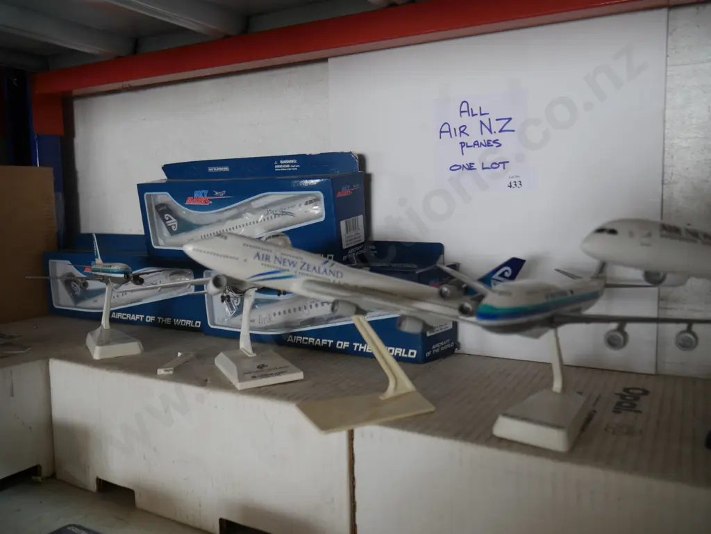 Assorted air New Zealand model planes Image 1++