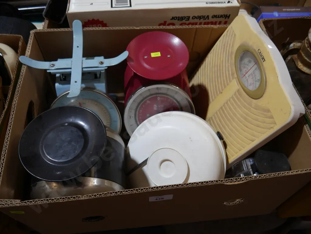 Box of old scales etc Image 1++
