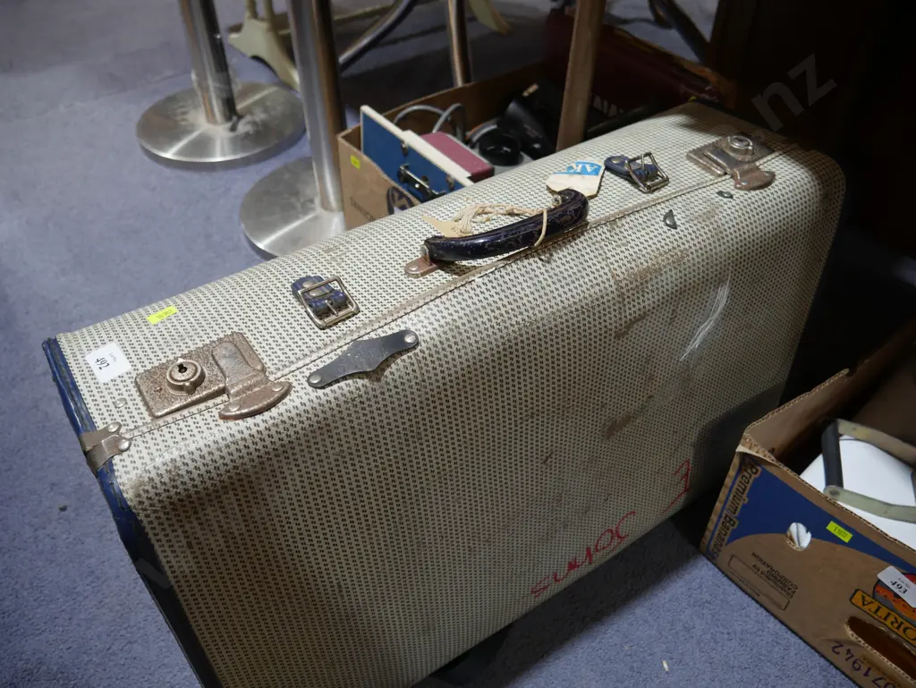 Vintage suitcase Image 1++