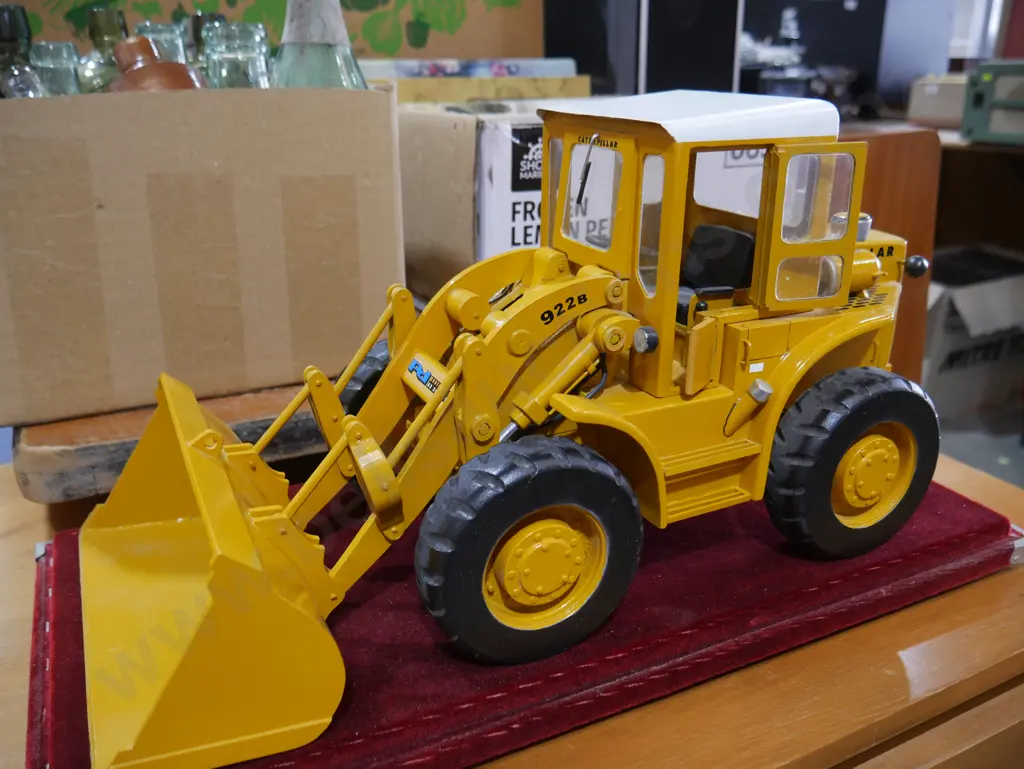 Cased model caterpillar loader Image 1++