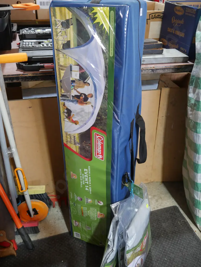 Shelter with sun wall Image 1++