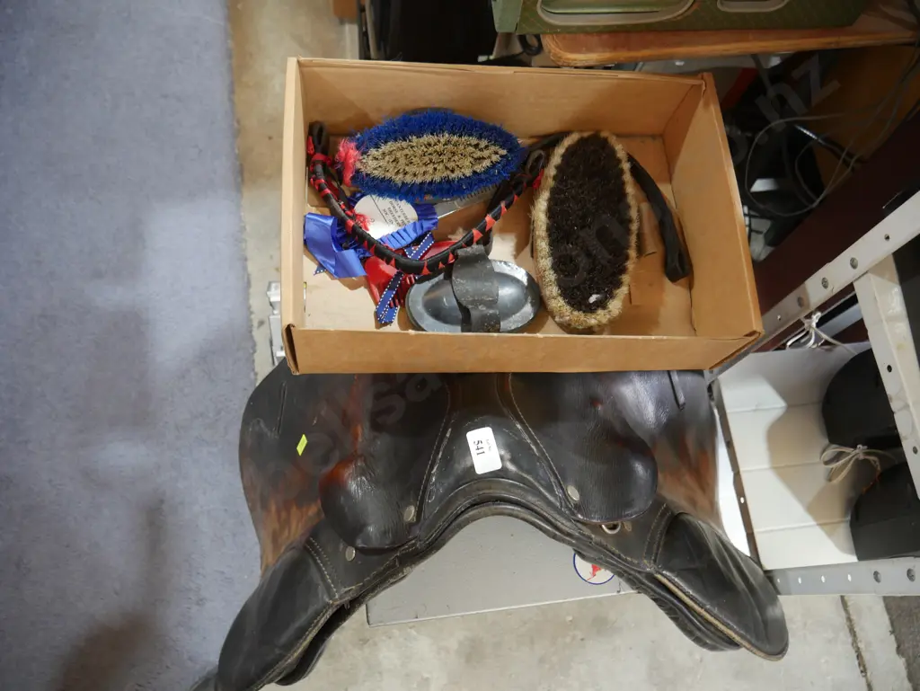 Saddle, brushes etc Image 1++