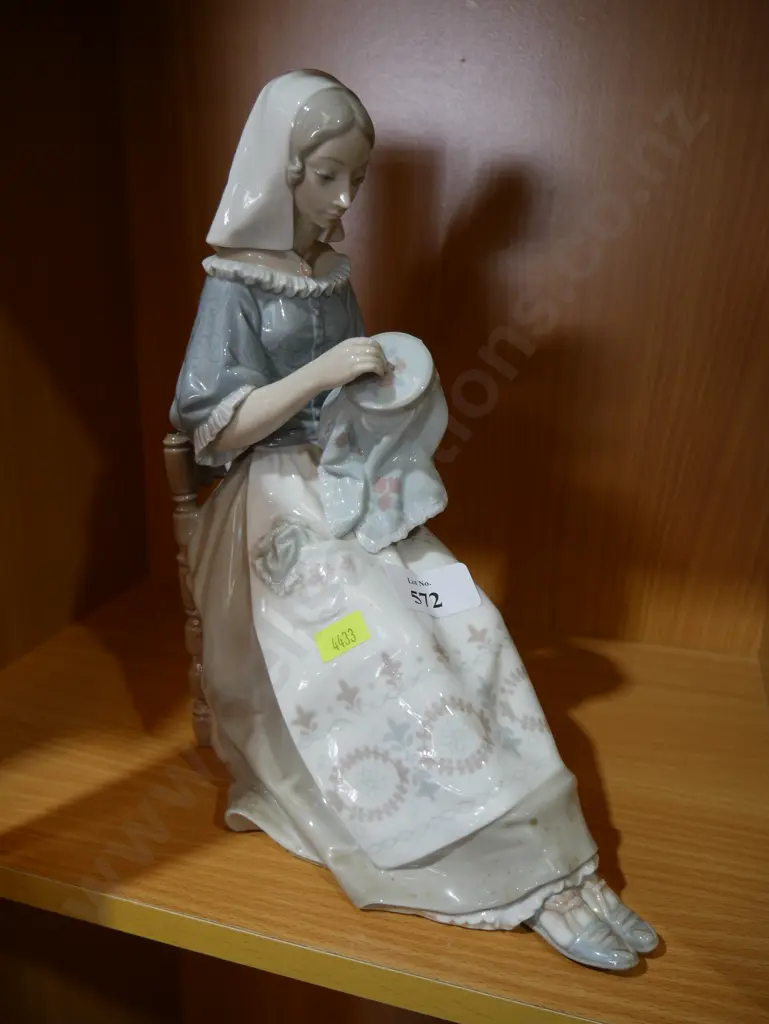Lladro lady figurine Image 1++
