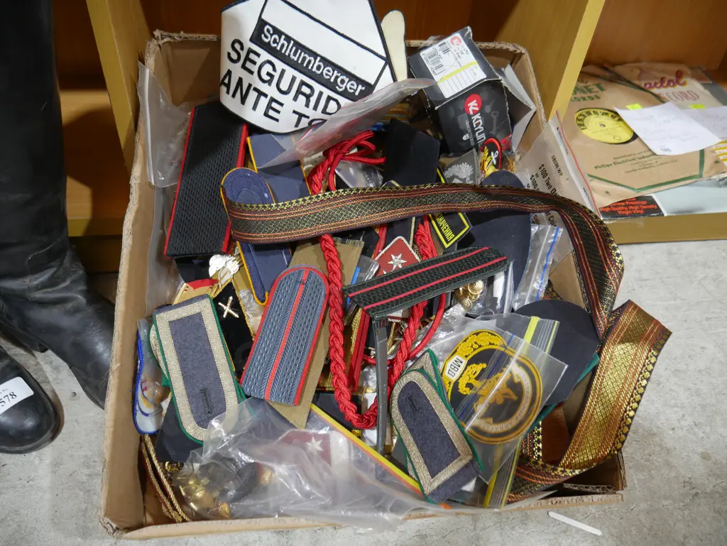 Assorted badges Image 1++