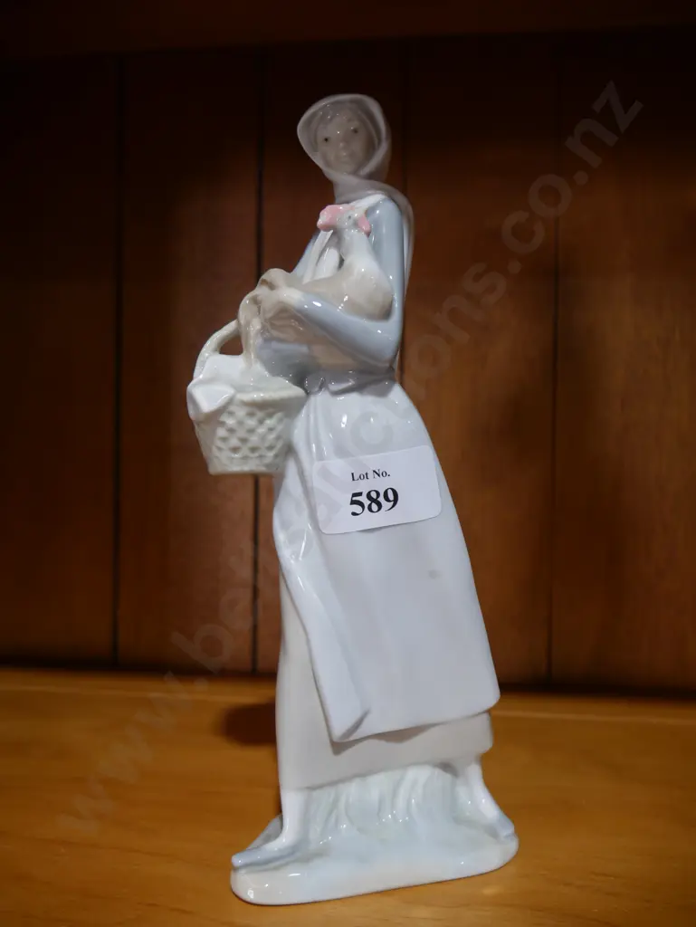 Lladro lady figurine Image 1++