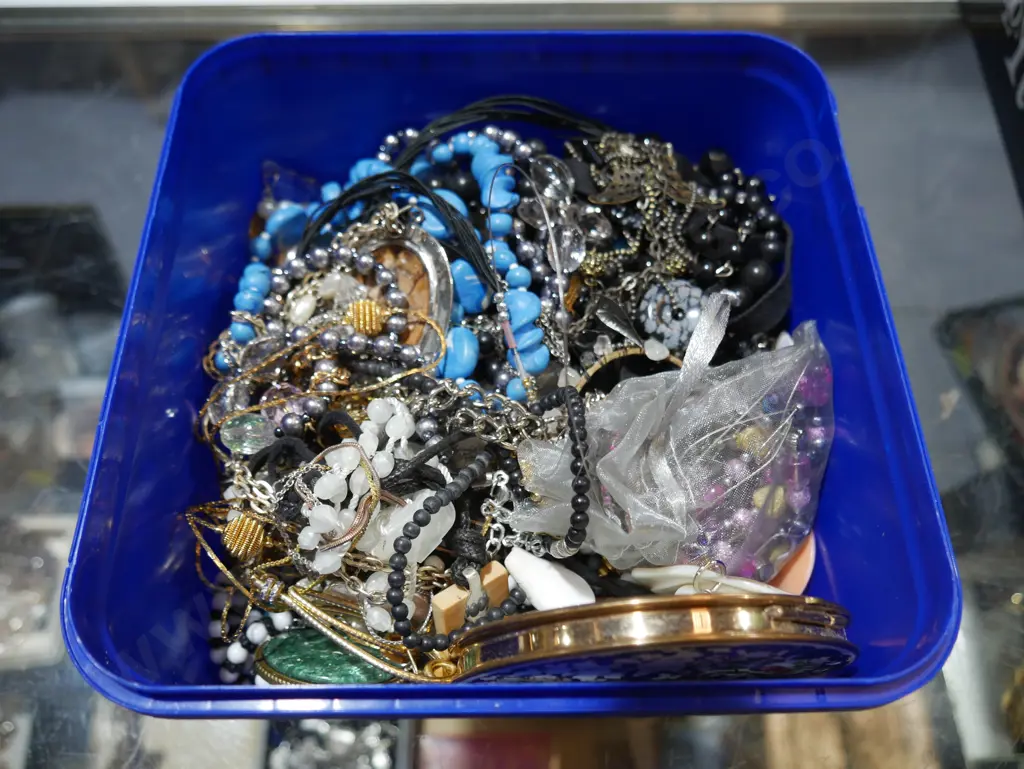 Costume jewellery Image 1++