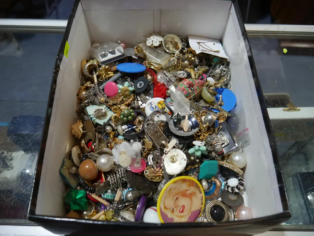 Costume jewellery Image 1++