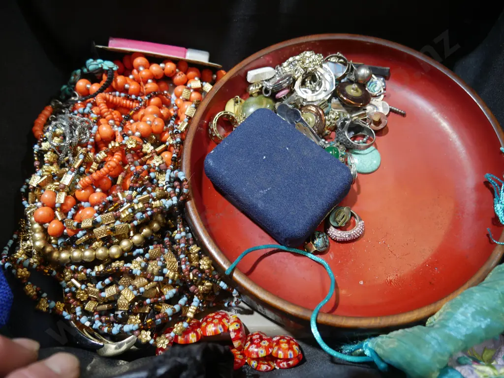 Costume jewellery Image 1++