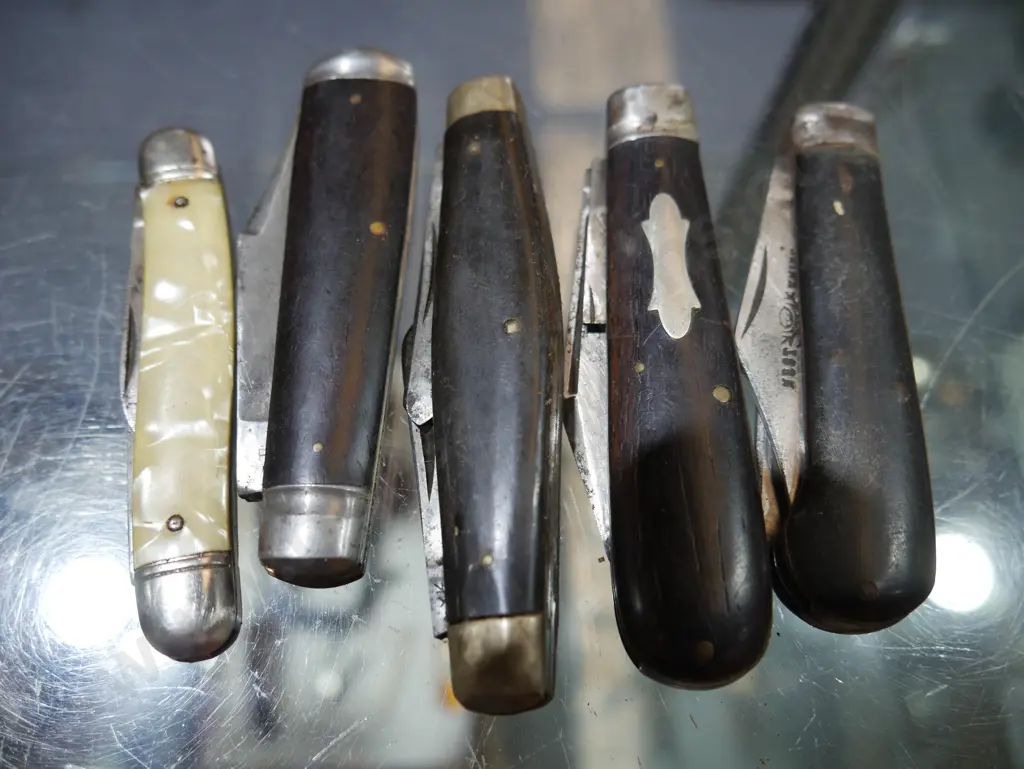 Assorted pocket knives Image 1++