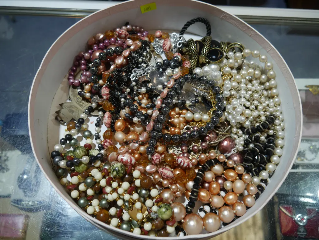 Costume jewellery Image 1++