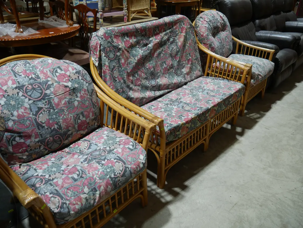 Three-piece cane lounge suite Image 1++