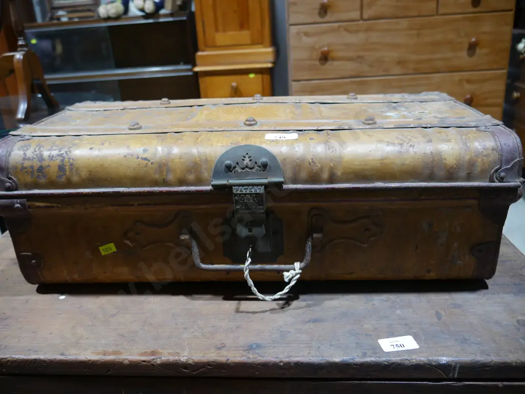 Jones brother travelling trunk Image 1++