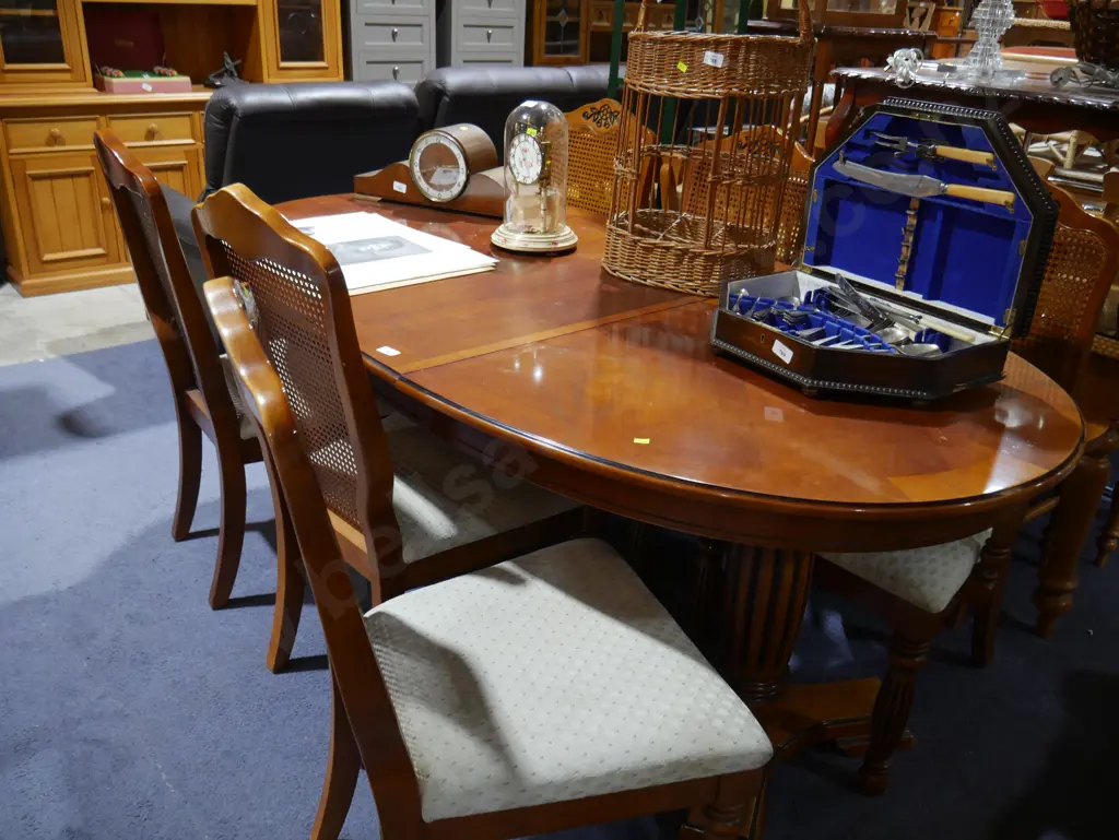 Extension dining table and 6 chairs Image 1++