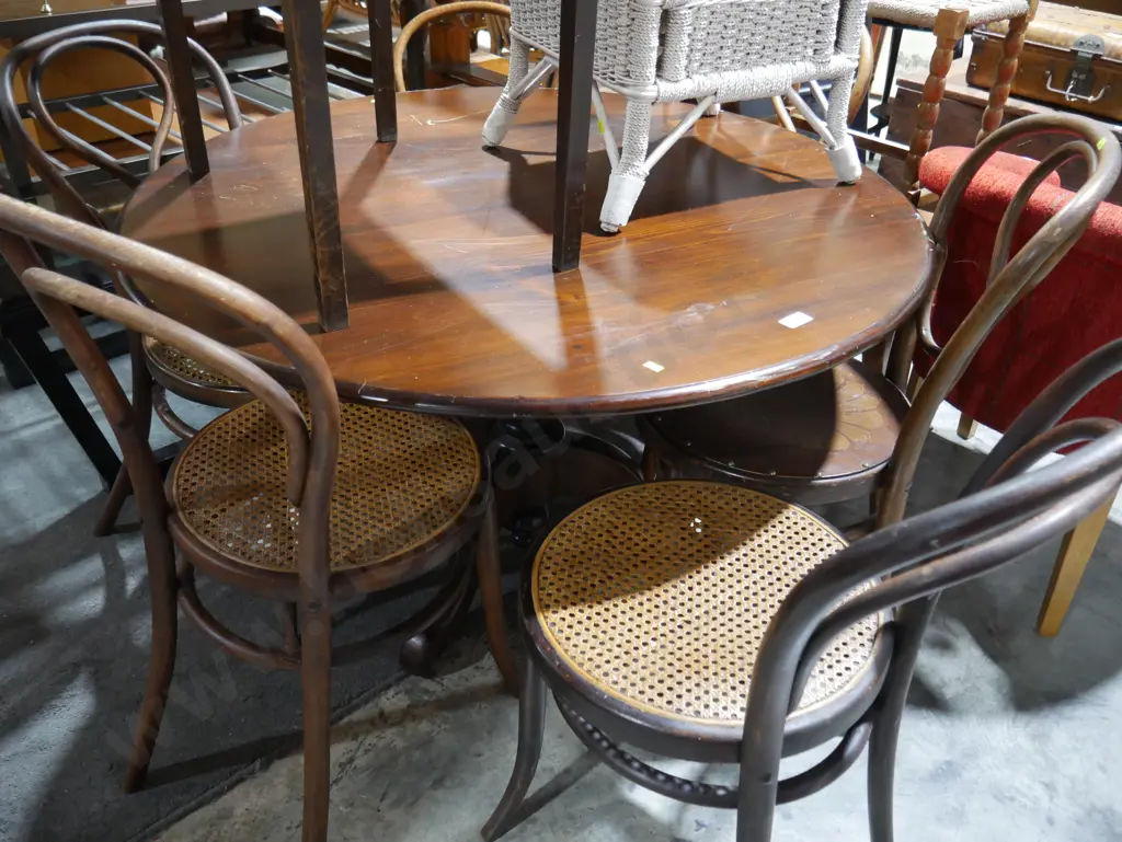 Round dining table and 6 chairs Image 1++