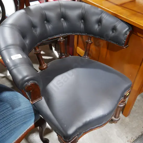 Captain chair