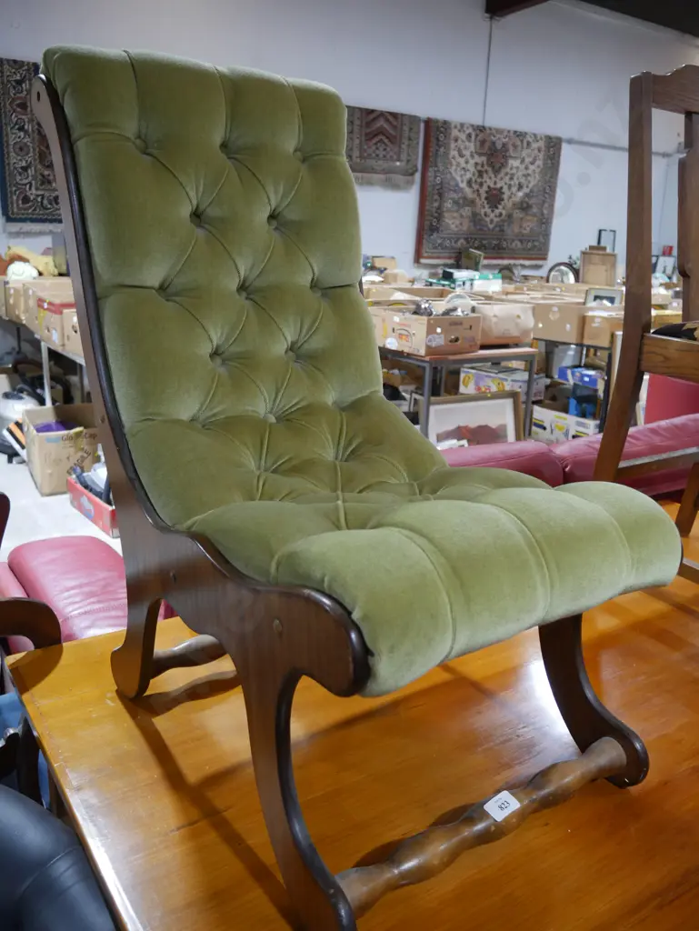 Deep buttoned nursing chair Image 1++