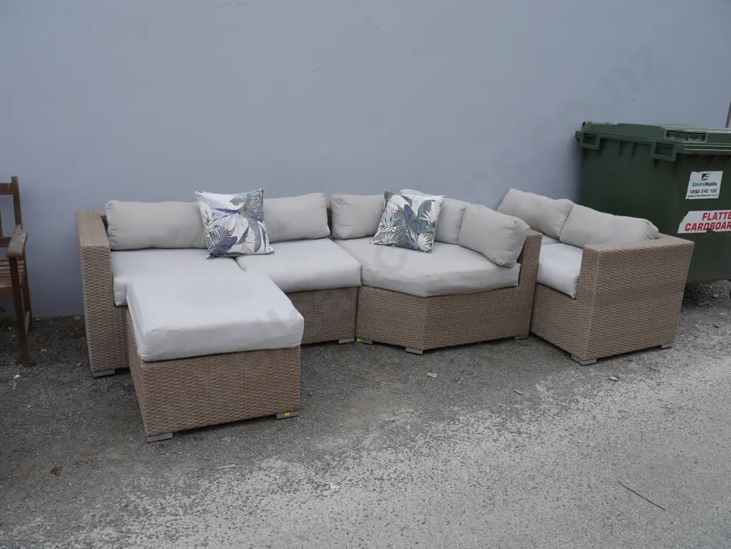 Outdoor lounge setting Image 1++