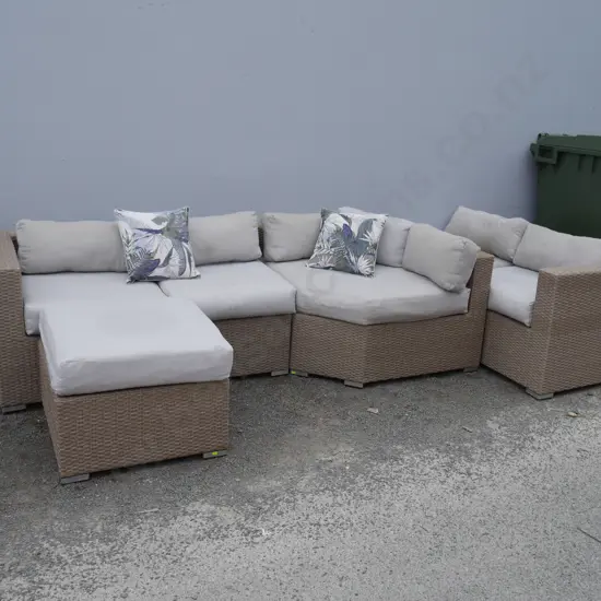 Outdoor lounge setting