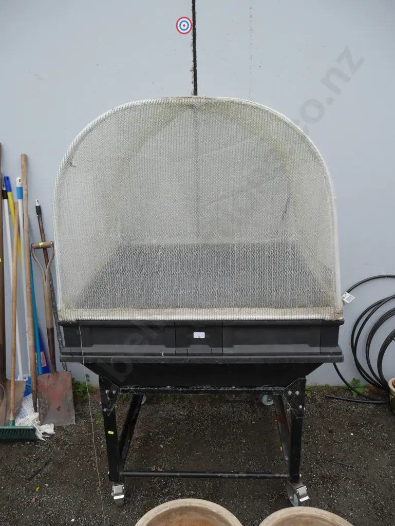 Large veggie pod planter Image 1++