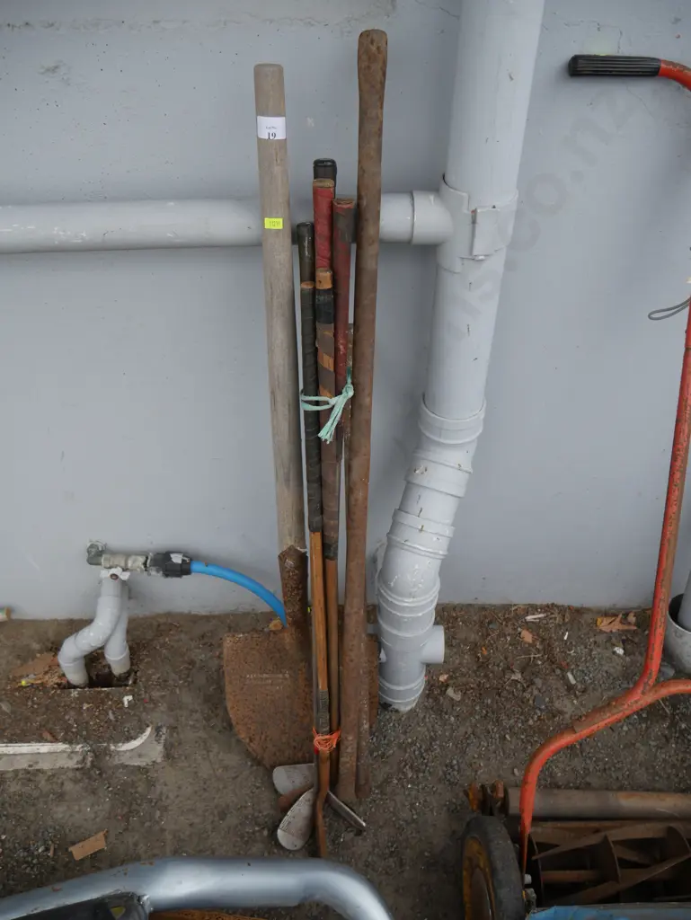 Shovel, golf clubs etc Image 1++