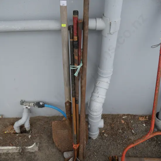 Shovel, golf clubs etc