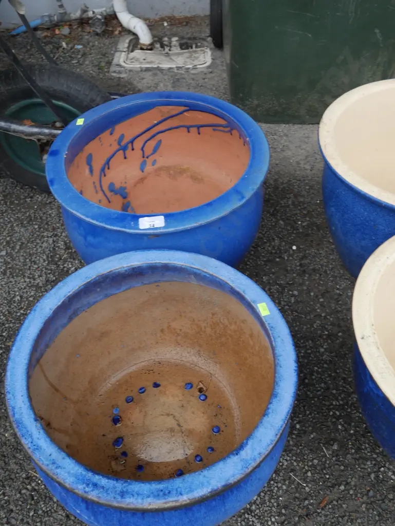 Two garden pots Image 1++