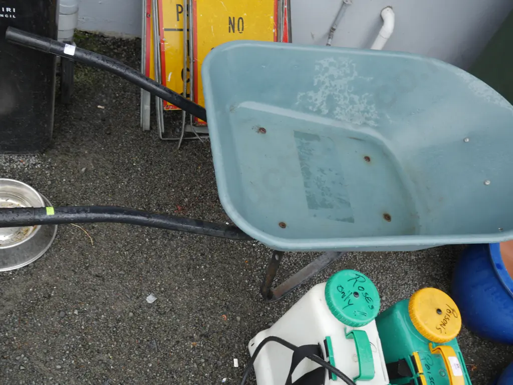 Wheelbarrow Image 1++