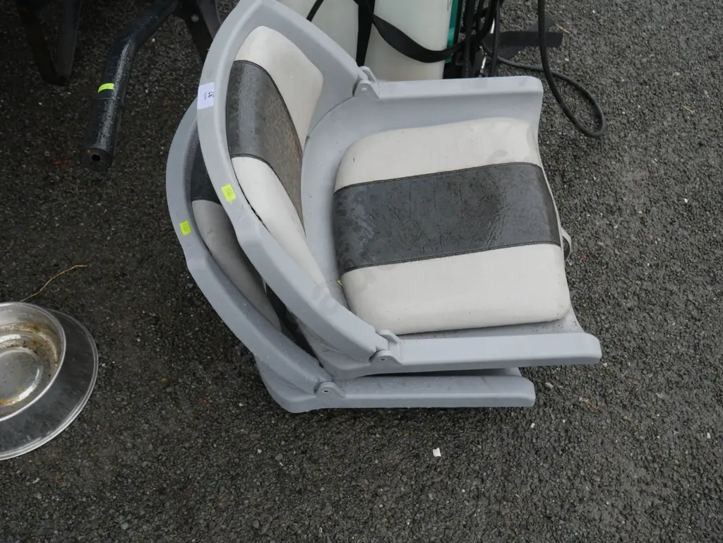 2 boat seats Image 1++