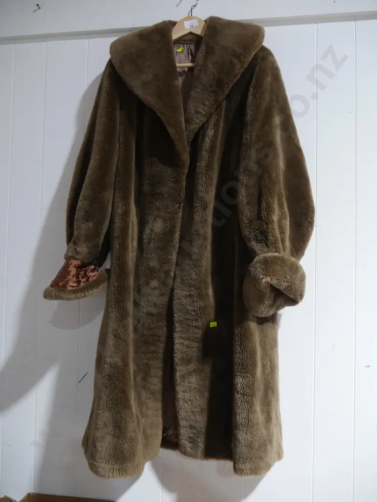 Ladies fur coat Image 1++