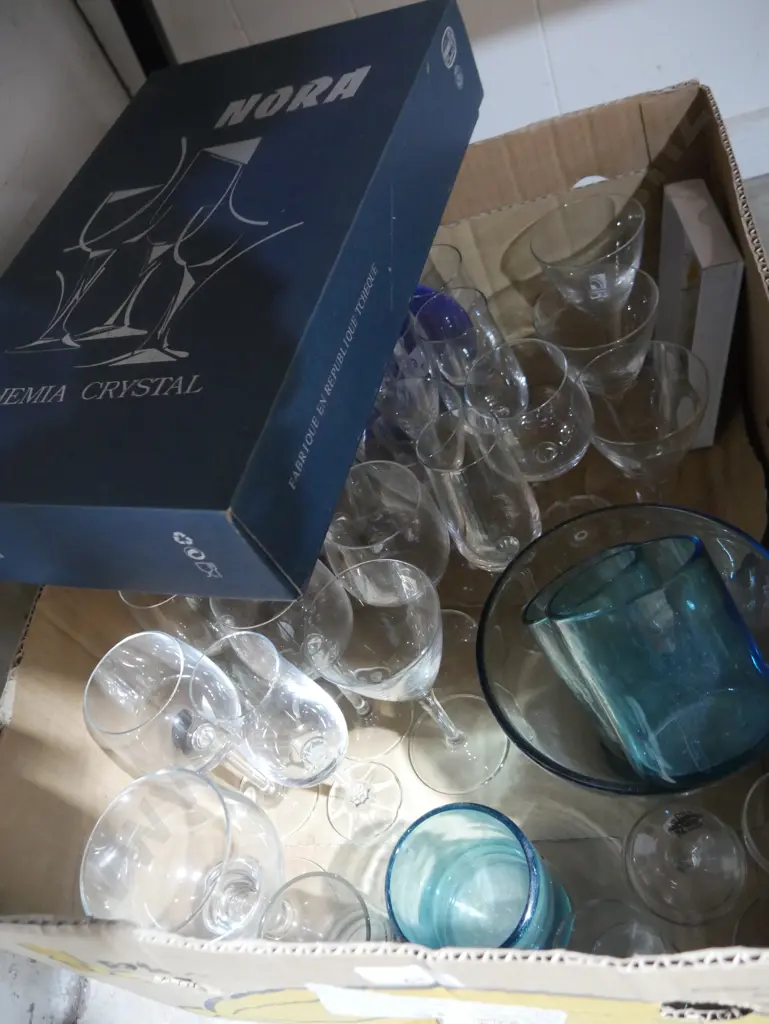 Box of glassware Image 1++