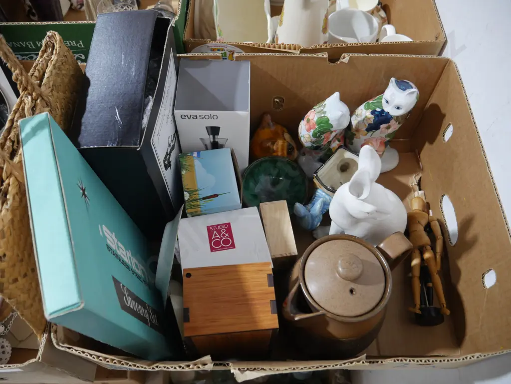 Figurines, teapot etc Image 1++