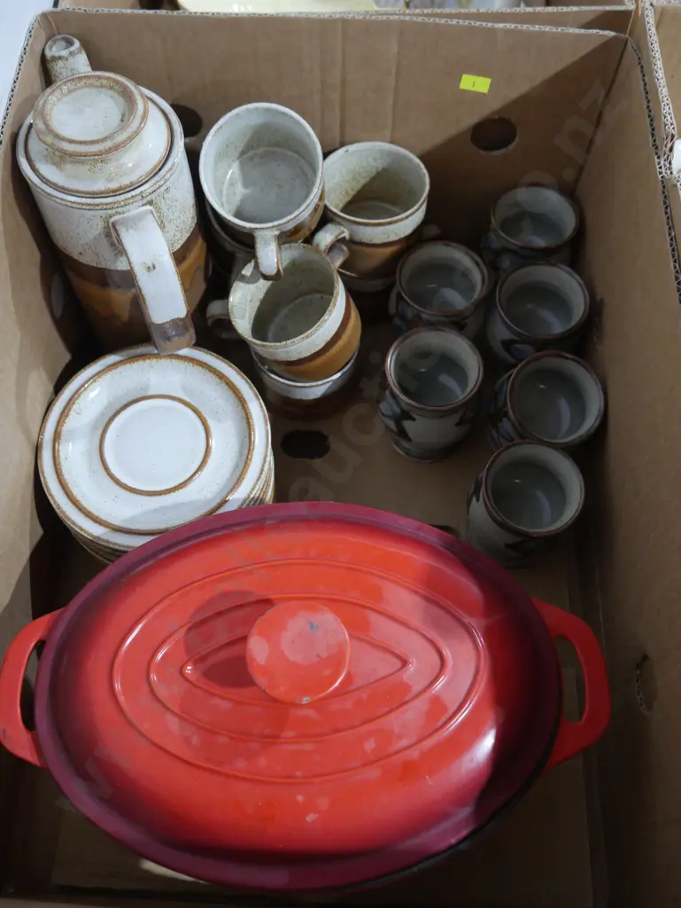 Cast pot and pottery tea set Image 1++