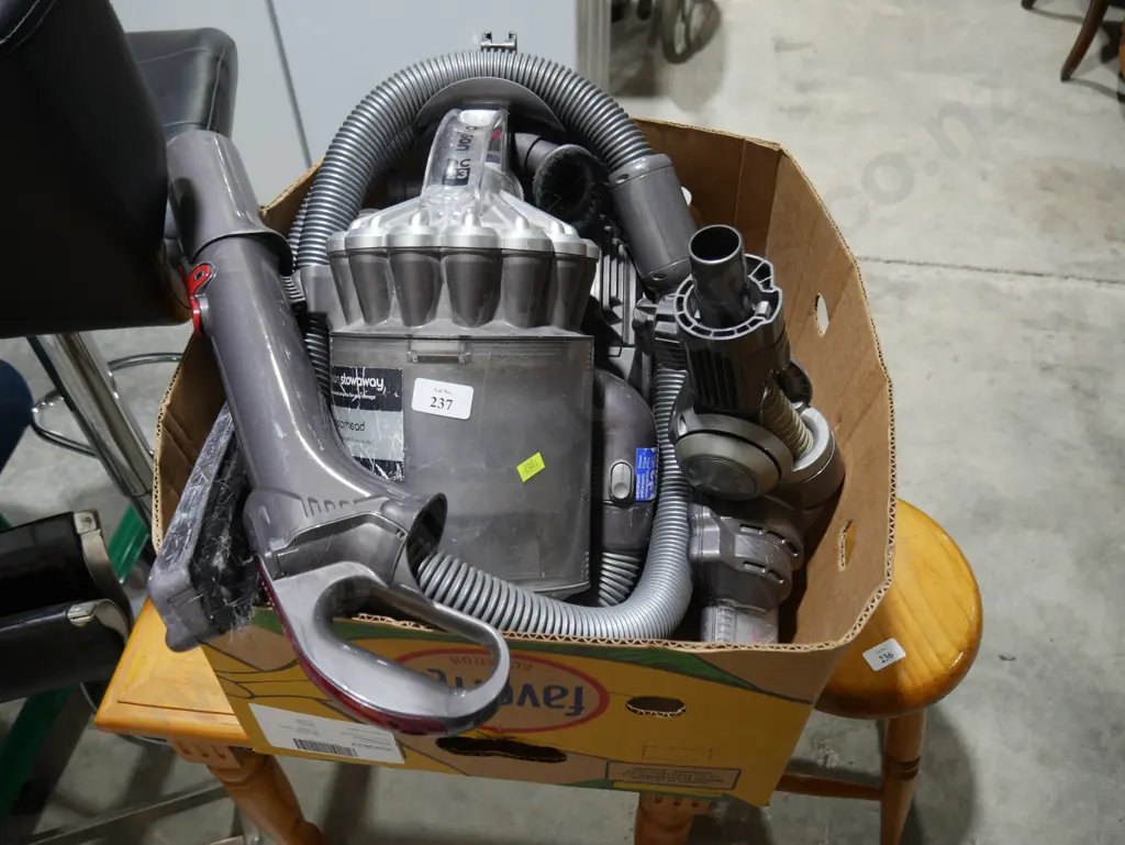 Dyson DC23 vacuum cleaner Image 1++