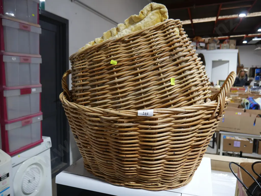 Baskets and cushions Image 1++