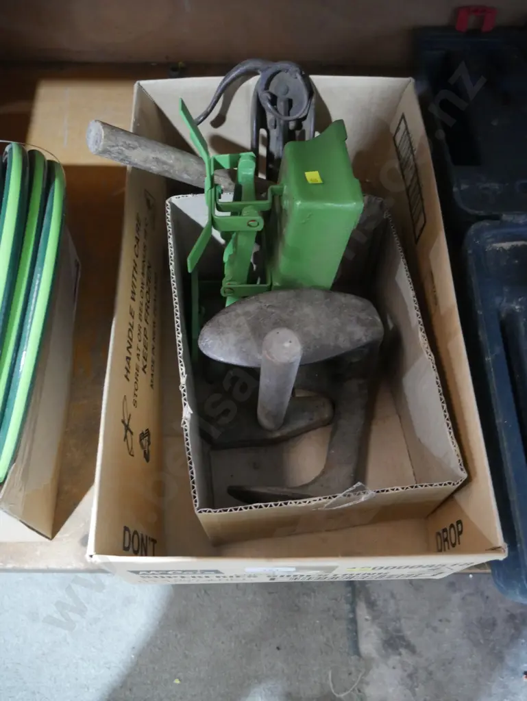 Shoe last, scales etc Image 1++