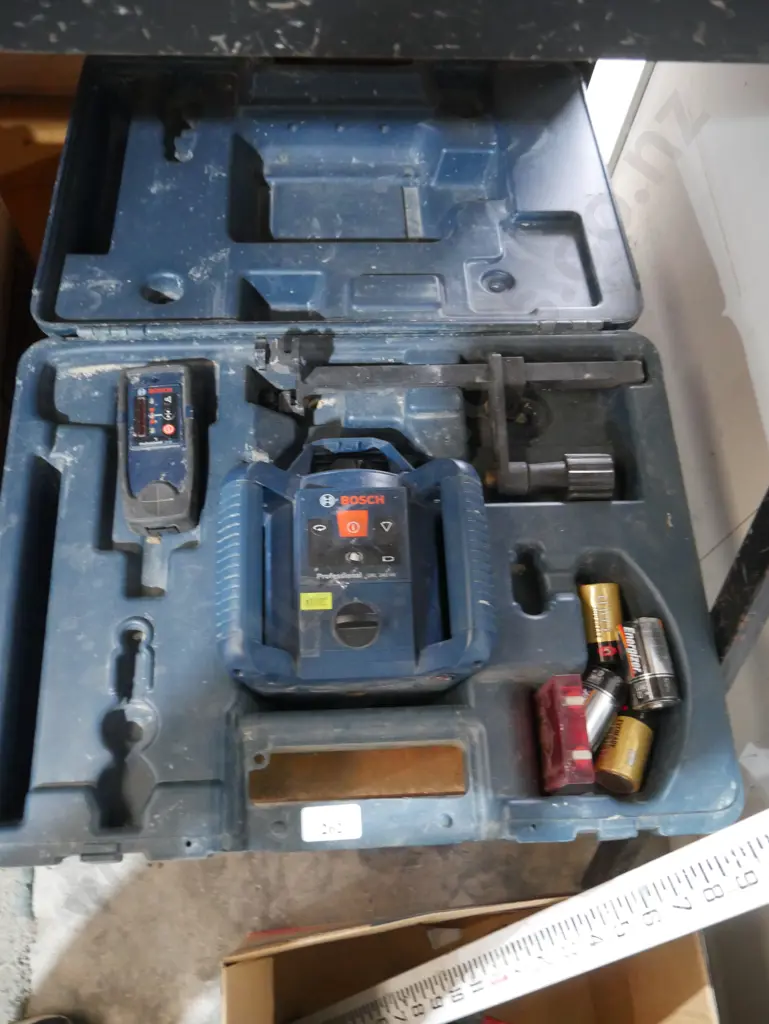 Bosch laser level and stand Image 1++