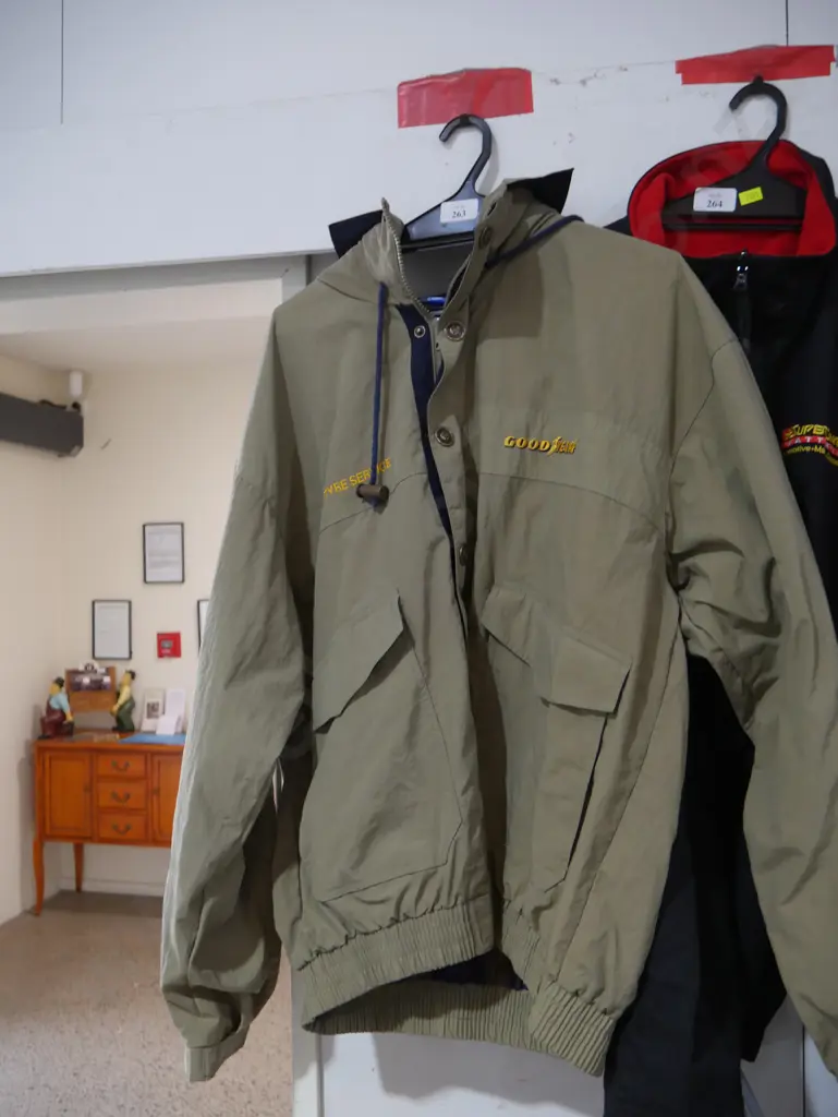 Men's jacket size large Image 1++