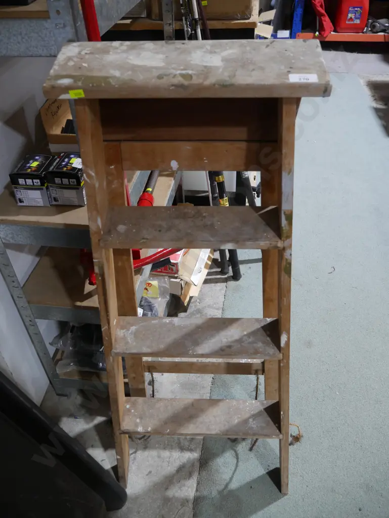 Wooden step ladder Image 1++