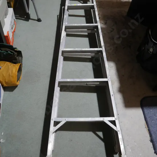 Aluminium extension ladder