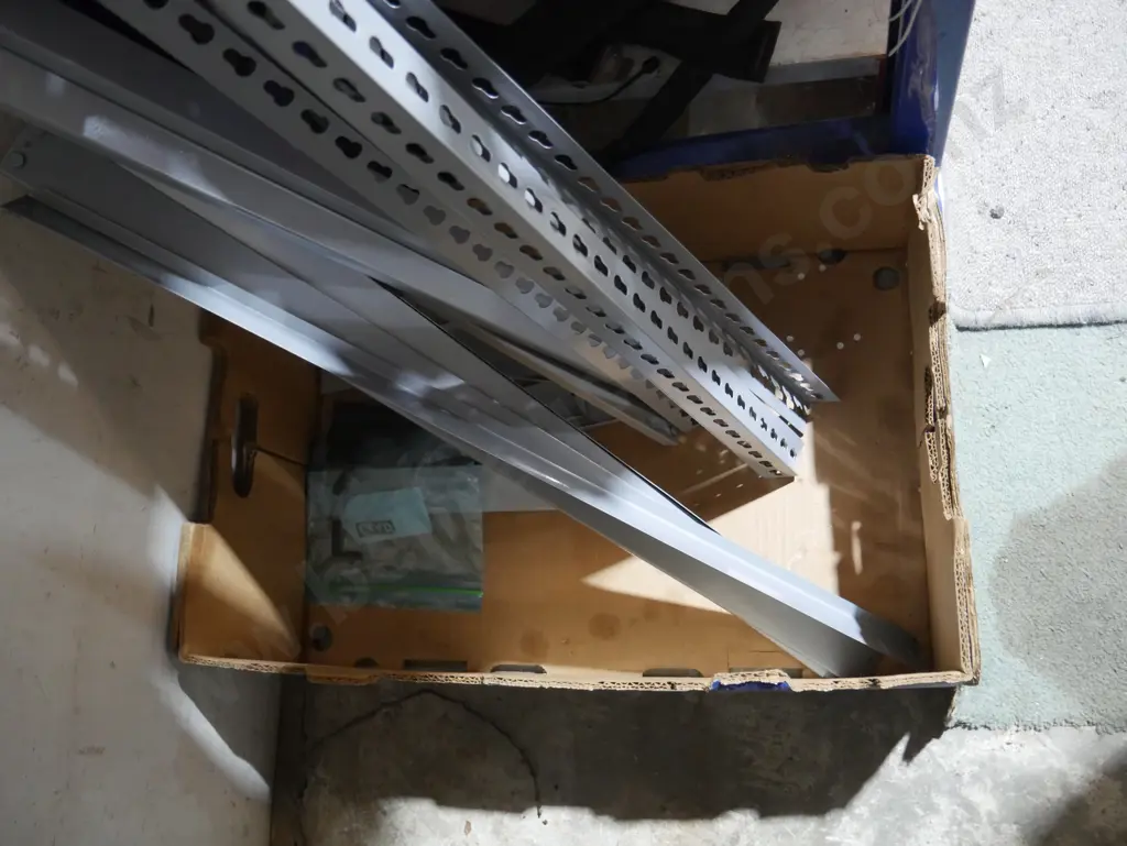 Kitset metal shelf unit Image 1++