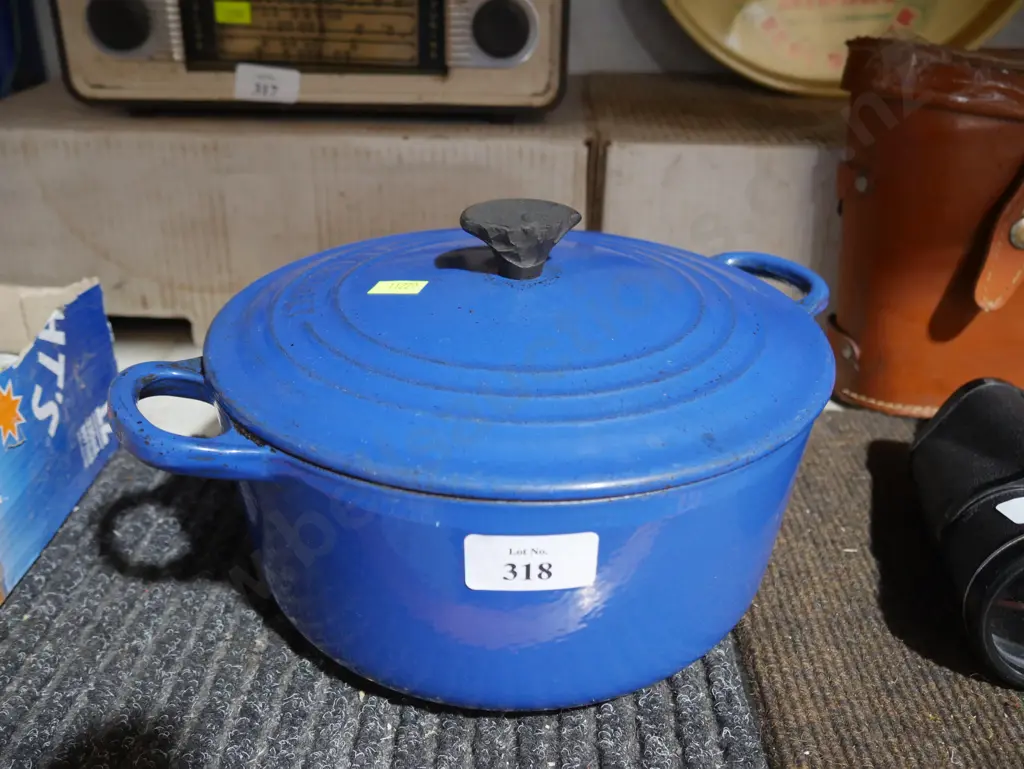 Le Creuset casserole dish Image 1++