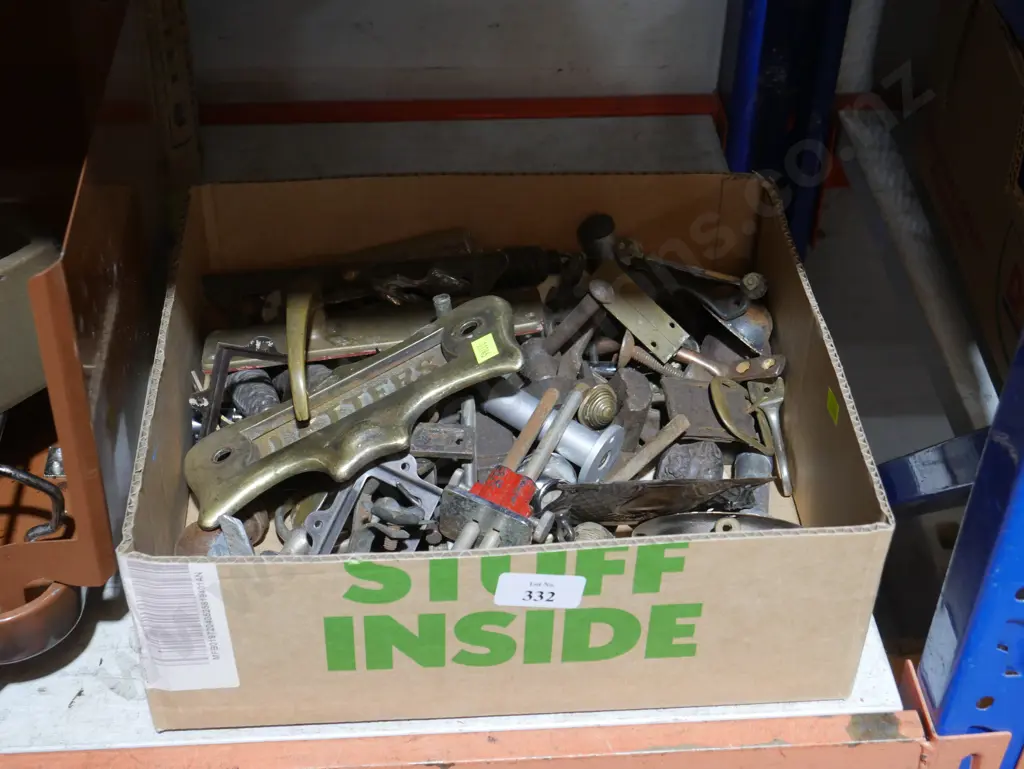 Door handles, other metal sundries Image 1++