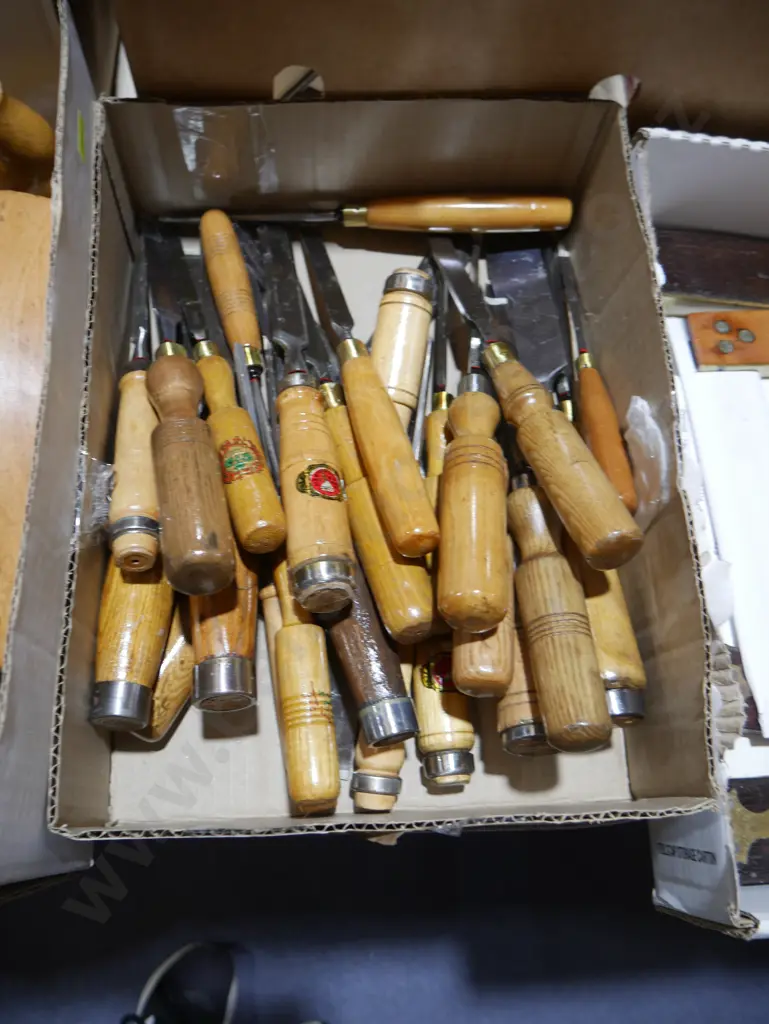 Assorted chisels Image 1++
