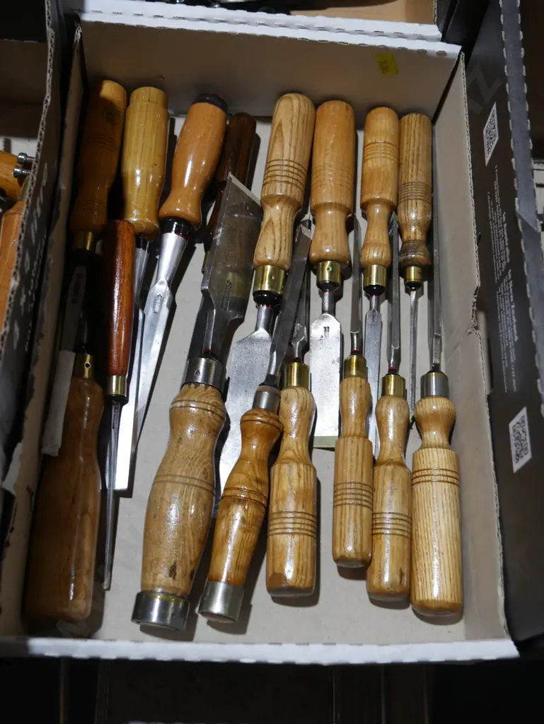 Assorted chisels Image 1++