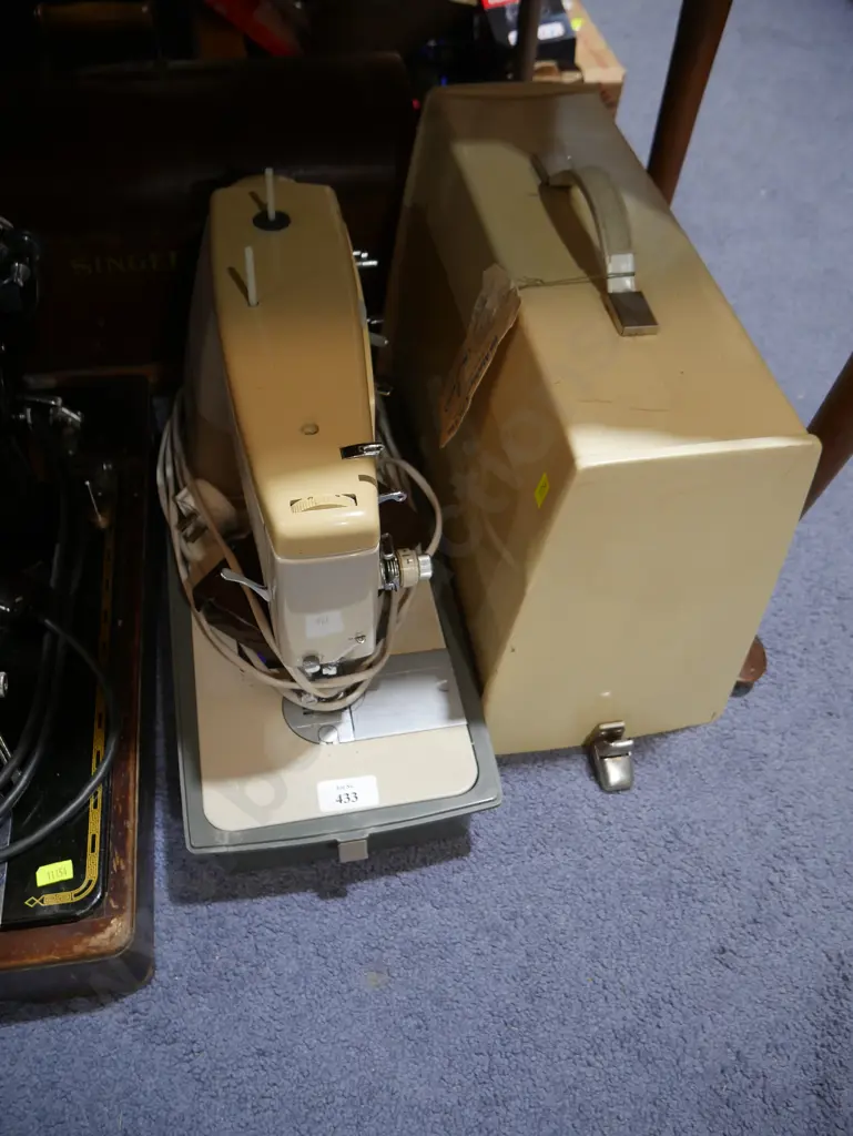 Singer sewing machine Image 1++