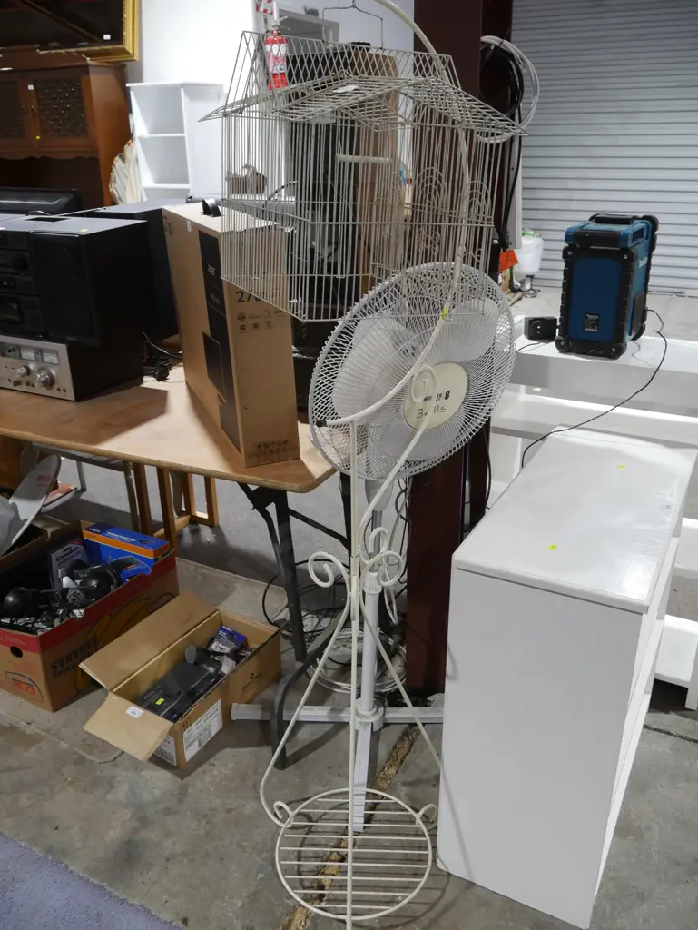 Bird house on stand Image 1++